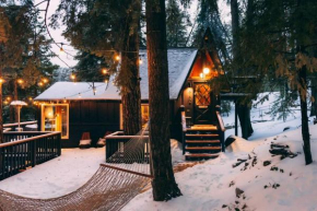 Mid-Century Cabin Perfect for Romantic Getaway Running Springs